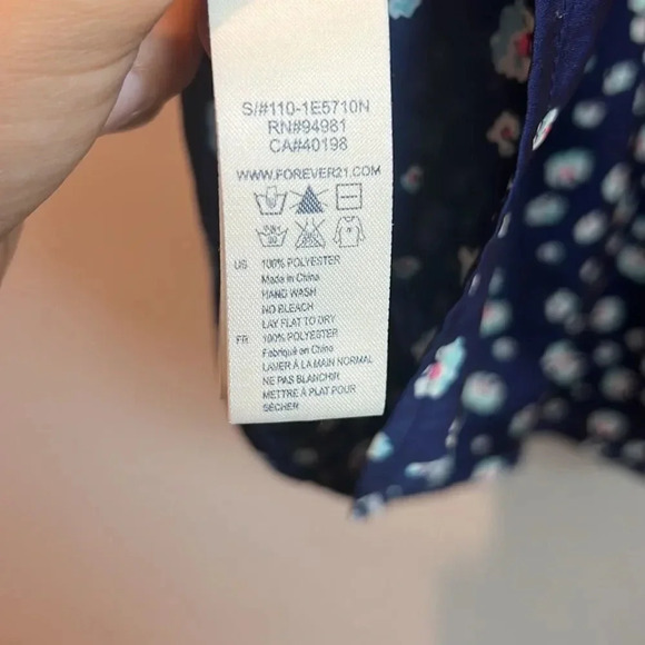 I love h81 forever 21 navy silky floral print top women’s medium - Picture 5 of 6